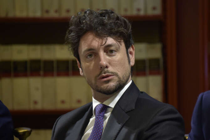 Giambruno, generatore automatico di frasi imbarazzanti: per Meloni è un inciampo