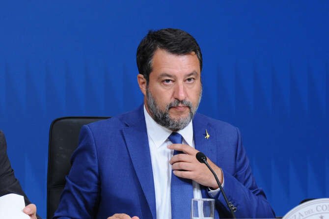Meloni sotto il tiro dei fascisti: Salvini si propone come il vero campione dei sovranisti
