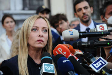 Meloni sfida Mattarella sui migranti, polizia invece che accoglienza e il suo governo fallisce come gli altri
