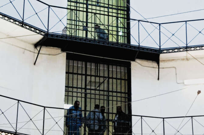 Rivolta dei detenuti ad Agrigento, il governo Meloni brinda al pacchetto sicurezza ma si scorda i termosifoni