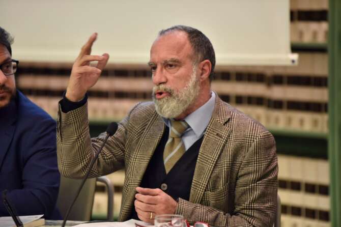 Strage di Bologna, De Angelis fa (parziale) marcia indietro: “Chiedo scusa se ho causato disagi”