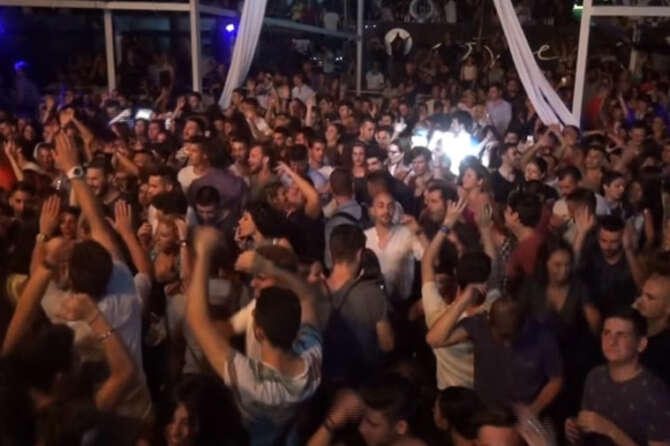 Ucciso a coltellate durante una rissa in discoteca, lo scontro per una scommessa sui drink: fermato 21enne