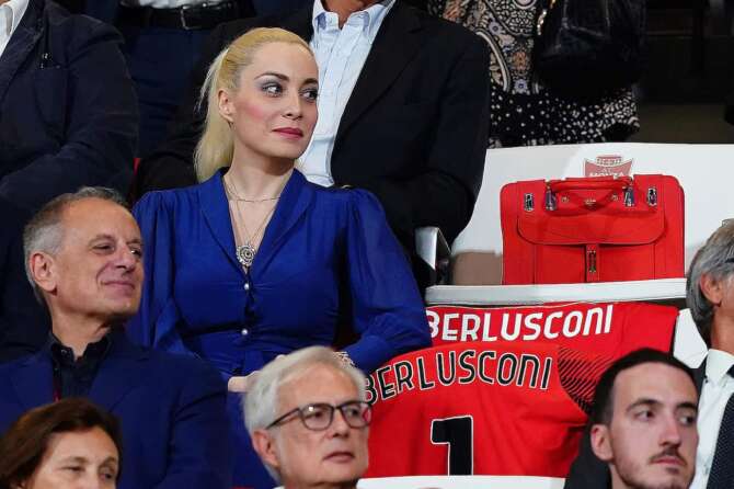 Il ritorno in pubblico di Marta Fascina, la “vedova” di Berlusconi allo stadio di Monza per il trofeo dedicato al Cav