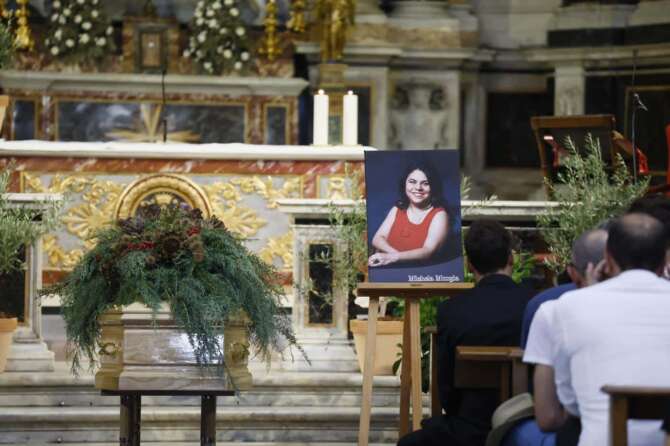 Michela Murgia, i funerali tra lacrime e ‘Bella ciao’ della folla per la scrittrice: “Ha protetto tutti fino alla fine, anche nei momenti dolorosissimi”