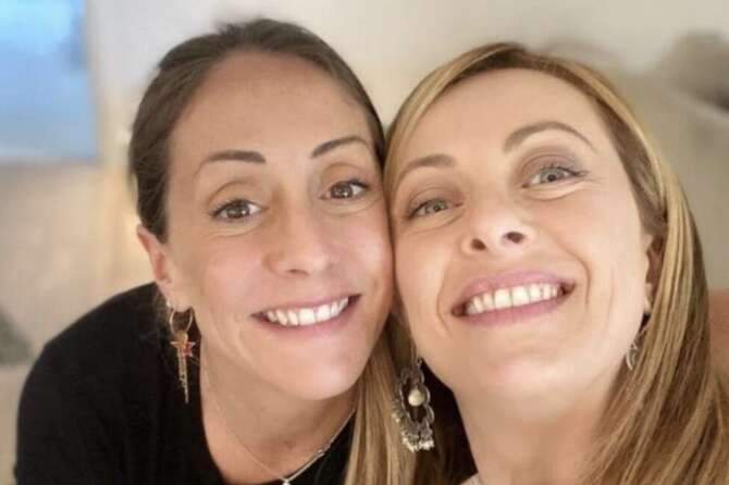 Chi è Arianna Meloni, la “sorella d’Italia” che sta scalando FdI: la premier Giorgia pensa ad una candidatura alle Europee