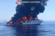 Barca in fiamme al largo di Livorno, in 9 in salvo su una zattera: l’imbarcazione colata a picco nel mare