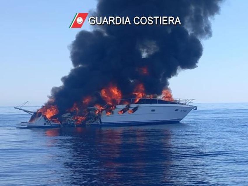 Barca in fiamme al largo di Livorno, in 9 in salvo su una zattera: l’imbarcazione colata a picco nel mare