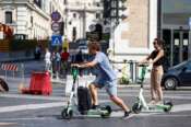 Monopattino elettrico, arriva l’assicurazione obbligatoria: come funziona e per chi scatta