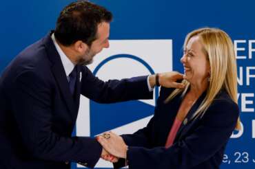 Cosa sono gli extraprofitti delle banche e i rischi per i correntisti: la mossa di Meloni per fare cassa e consenso