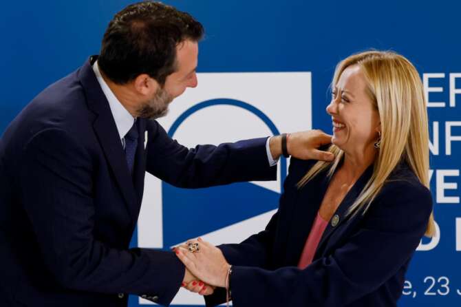 Cosa sono gli extraprofitti delle banche e i rischi per i correntisti: la mossa di Meloni per fare cassa e consenso