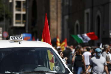 Taxi, Meloni e Salvini si piegano alla lobby: accolte quasi tutte le richieste, responsabilità scaricate sui Comuni