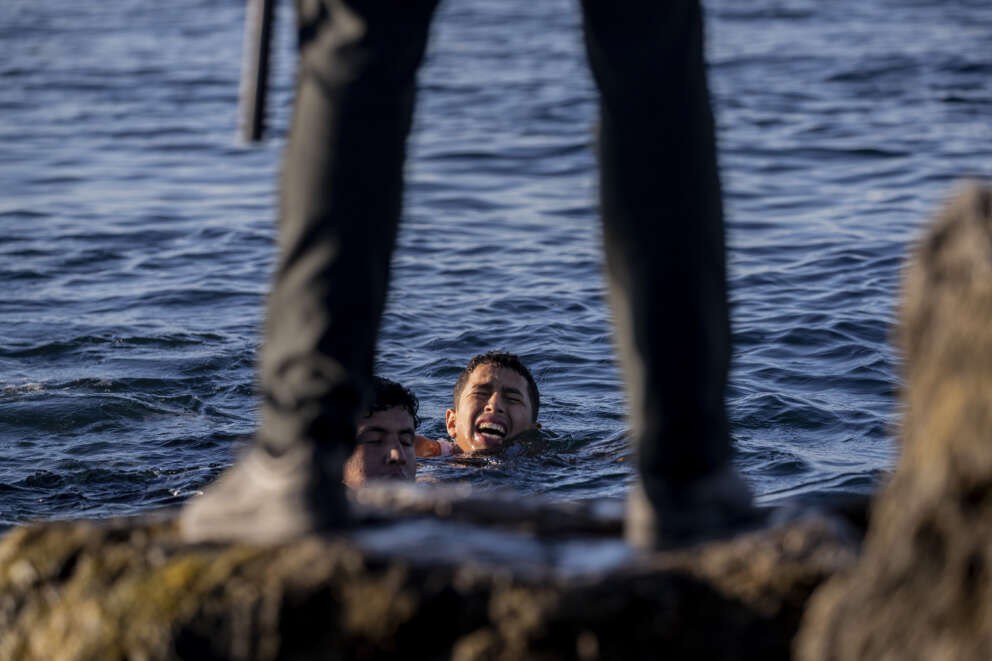 Migranti, nuovo naufragio. E la Spagna schiera lʼesercito