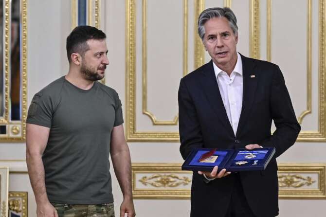 Cosa sono le armi all’uranio impoverito: le munizioni che gli USA forniranno all’Ucraina