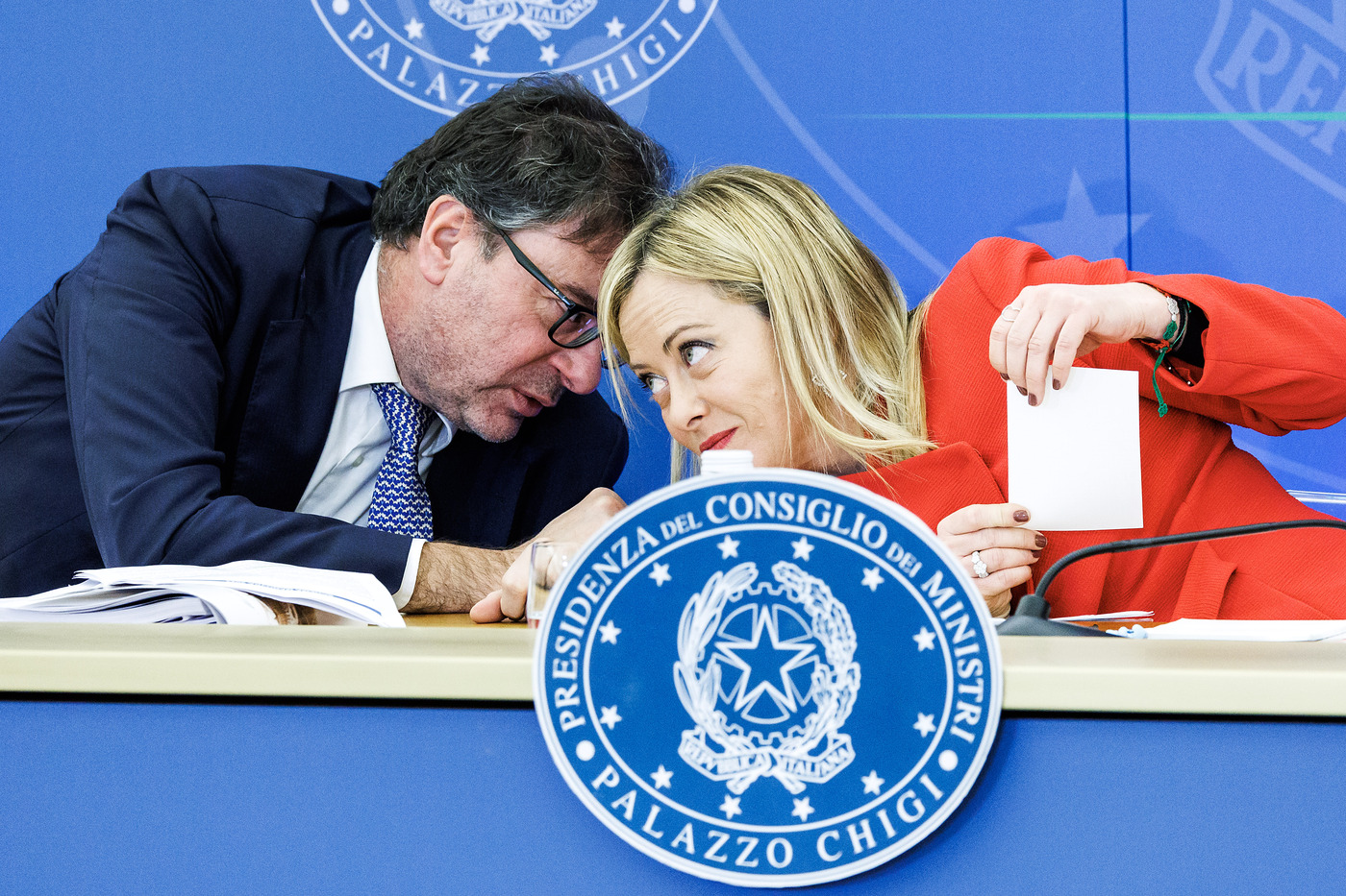 Benzina e spread minacciano la strategia di Meloni e Giorgetti: nubi su Palazzo Chigi