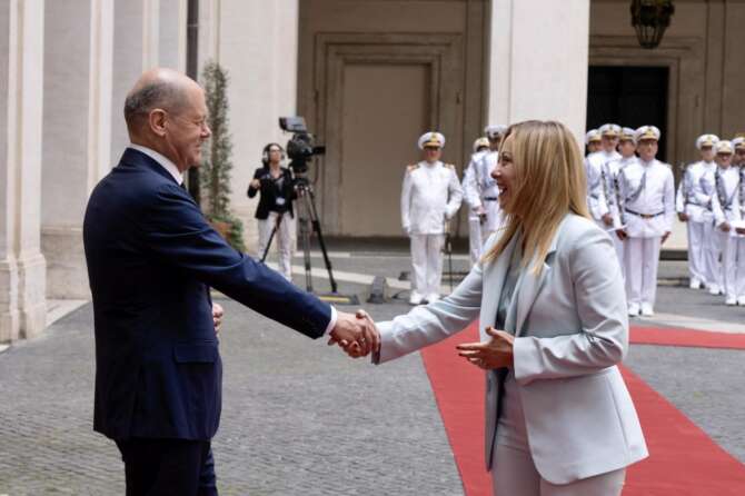 Diktat della Meloni a Berlino: “Basta solidarietà”