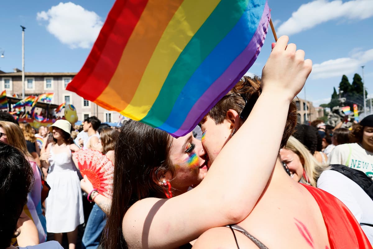 “Lesbiche di m**da, vi ammazzo!”: 47enne aggredisce a sputi e spintoni delle ragazzine