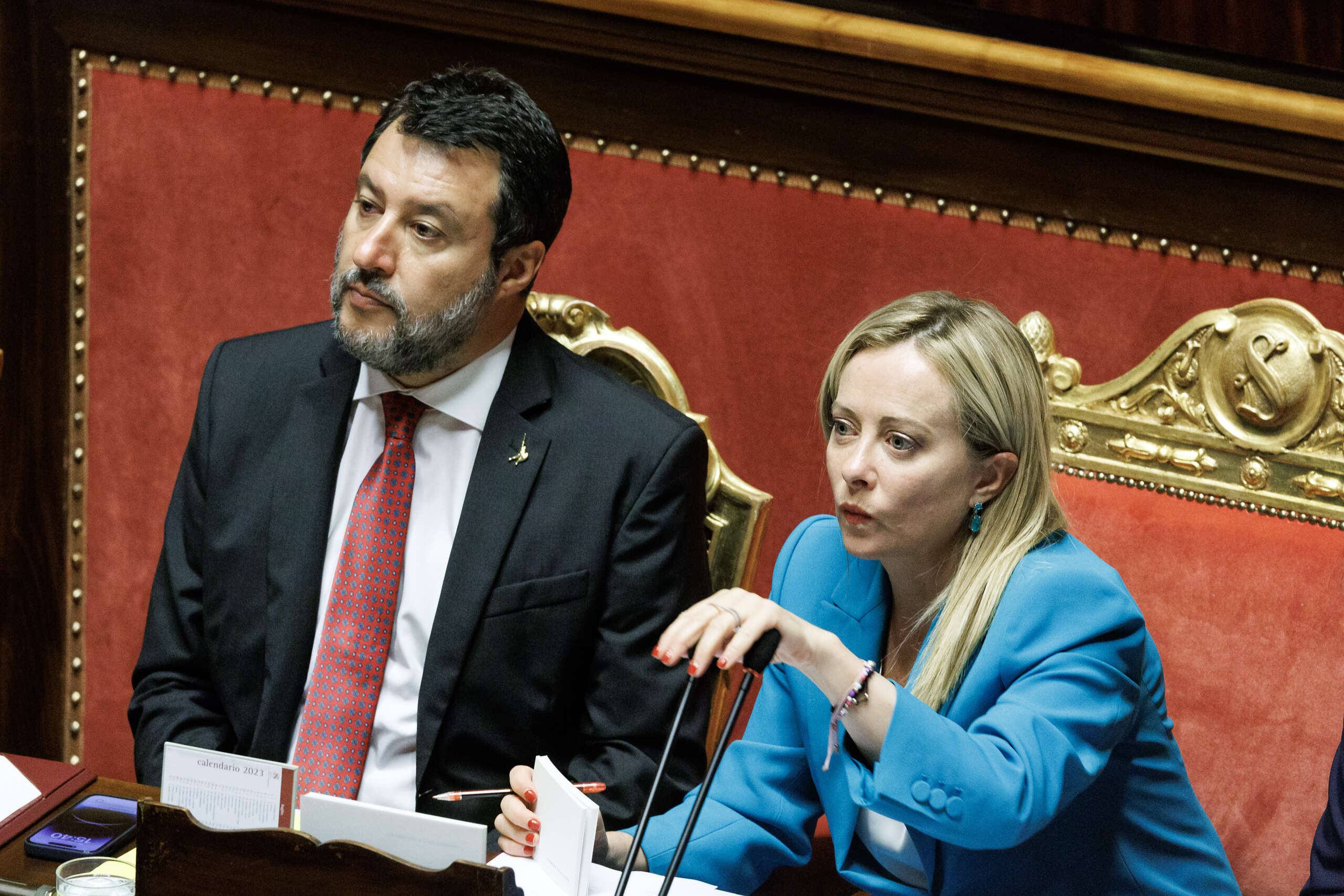 Salvini prova a mangiarsi la Meloni, lei torna alle origini e abbraccia Orban