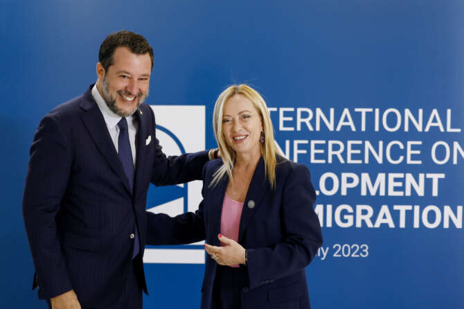 La bestemmia sovranista di Salvini e Meloni: per difendere Dio crocifiggono i migranti