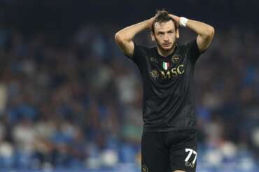 Poverissimo Kvara: candidato al Pallone d’Oro, è il calciatore che guadagna di meno nel listone