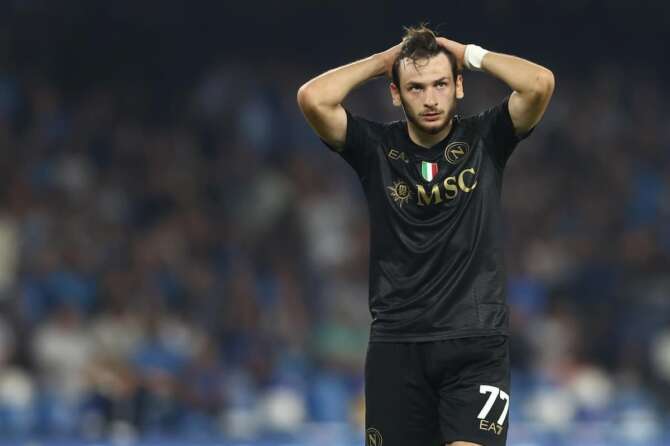 Poverissimo Kvara: candidato al Pallone d’Oro, è il calciatore che guadagna di meno nel listone