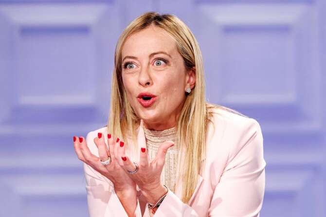 Fiducia nel governo in declino costante, Draghi più apprezzato di Meloni: l’ultimo sondaggio politico Ixé sui partiti