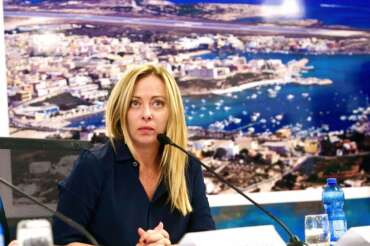 Più rimpatri, più Cpr, fino a 18 mesi nei Centri: le nuove “misure straordinarie” del governo sui migranti