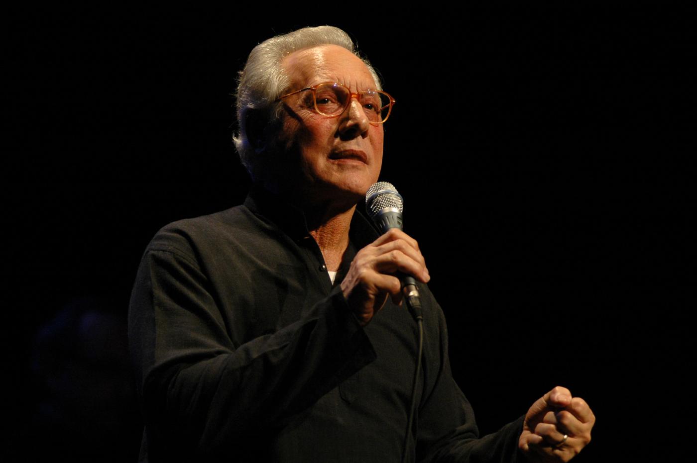 Chi era Enzo Jannacci, l’artista raccontato in “Vengo anch’io”