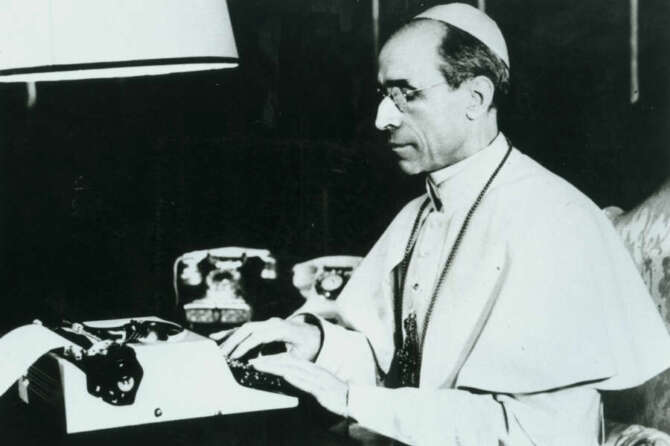 Papa Pio XII sapeva dei lager, la prova in una lettera inedita dagli Archivi Vaticani: un gesuita tedesco informò dello sterminio degli ebrei