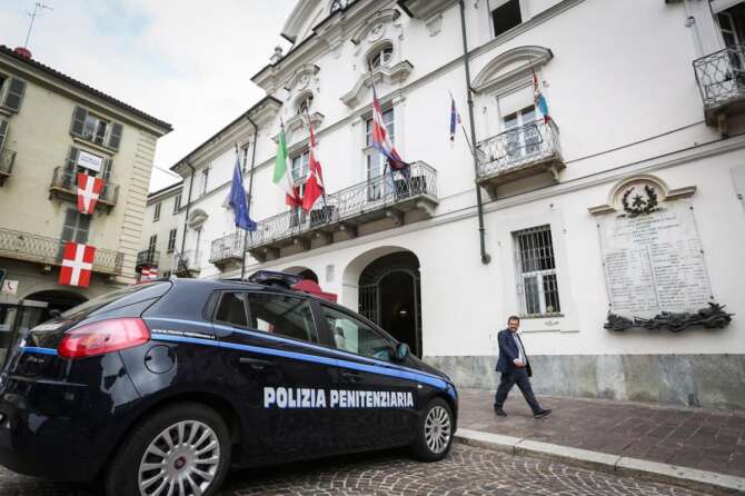 Molesta 17enne in piazza e spara alla madre, la donna gambizzata: “So chi è stato”