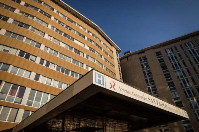 Detenuto ricoverato evade dall’ospedale, poliziotto lo insegue e batte la testa: è in coma