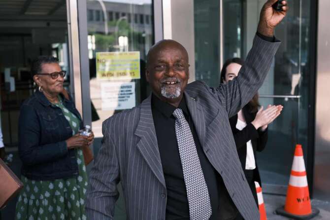 Chi è Leonard Mack scagionato in Usa dall’accusa di stupro dopo 48 anni