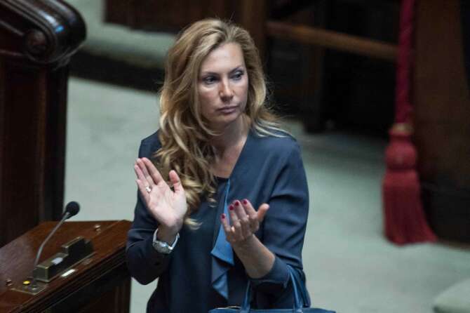 Chi è Michaela Biancofiore la senatrice che vuole un’isola artificiale per i migranti