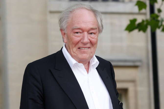 Irlandese, e protagonista di tanti filma, ‘Sir’ Gambon è stato anche uno straordinario attore di teatro