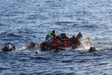 Bambino affogato a Lampedusa: è morto di povertà nell’indifferenza di tutti