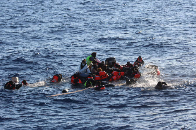 Bambino affogato a Lampedusa: è morto di povertà nell’indifferenza di tutti