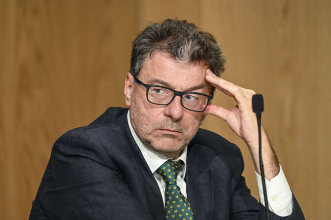 La maggioranza all’assalto di Giorgetti: “Facciamo più deficit”