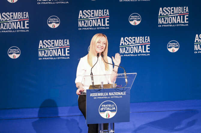 La lagna di Meloni all’assemblea FDI: “I problemi? Tutta colpa dei governi precedenti”