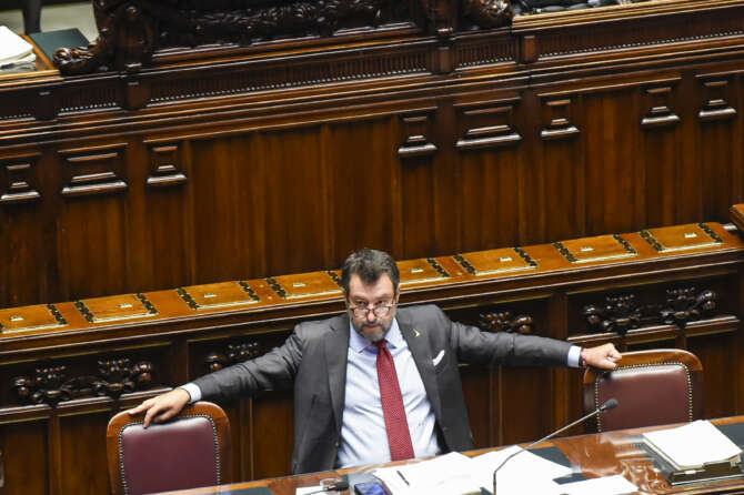 Emergenza migranti, il governo spaccato smentisce Salvini: “No all’uso della Marina Militare”