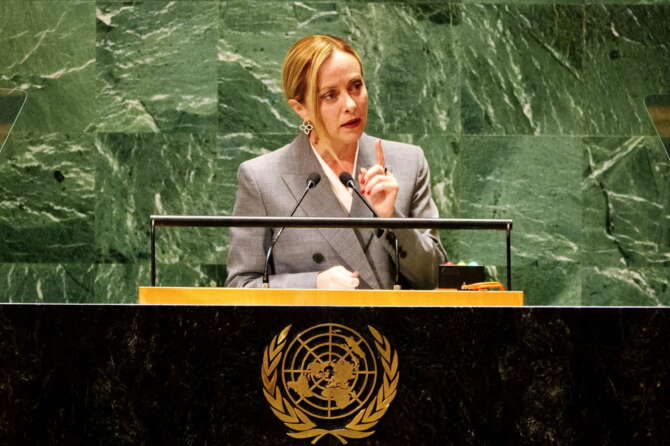 Dichiarazione di guerra della Meloni: porti chiusi, blocchi navali e reati universali