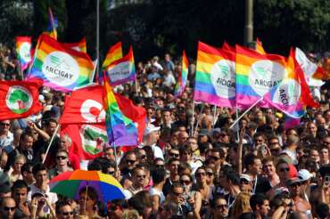 Tutti in piazza per difendere i diritti calpestati