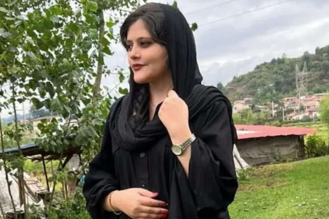 Masha Amini, arrestato il padre nell’anniversario della morte: spari contro i contro i manifestanti a Teheran