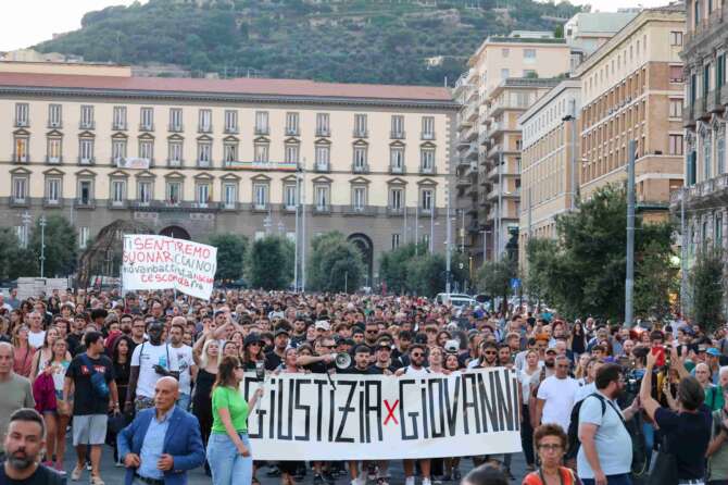 Manifestazione a Napoli per Giovanbattista Cutolo, ucciso da un 16enne per una lite. Le voci dalla piazza: “La nostra generazione ha fallito, abbiamo seminato male. Questa città sta morendo”