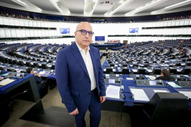 Qatargate, Cozzolino si sfoga e attacca il ‘suo’ Pd: “Sospeso in modo indecente, mai preso tangenti come racconta Panzeri”