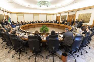 Chi è Ernesto Anastasio, il “giudice-poeta” sospeso dal Csm: stop allo stipendio, aveva accumulato 858 fascicoli