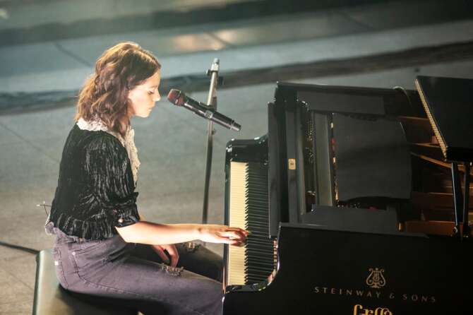 Come sta Francesca Michielin, la cantate annulla tutti i concerti dopo l’intervento: “Dolori insostenibili”
