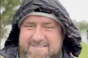 “Kadyrov in coma”, ma il leader ceceno ricompare in un video sotto la pioggia: “Solo bugie”