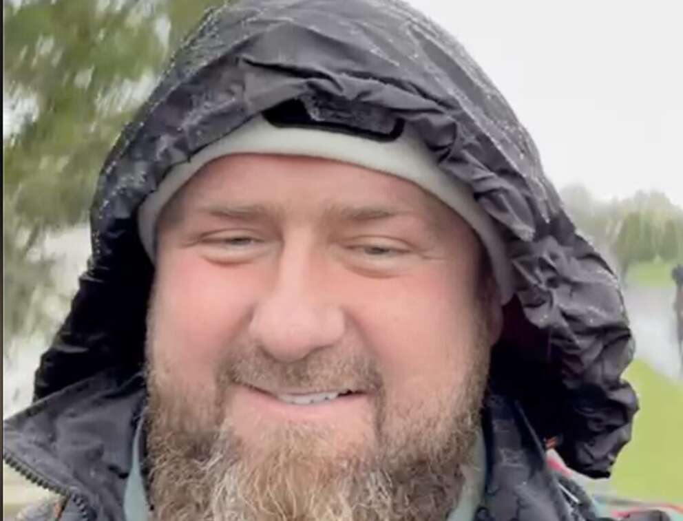 “Kadyrov in coma”, ma il leader ceceno ricompare in un video sotto la pioggia: “Solo bugie”