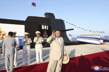 Kim Jong-un vara il primo sottomarino nucleare nordcoreano e minaccia Usa e Seoul (tra i dubbi dell’intelligence)