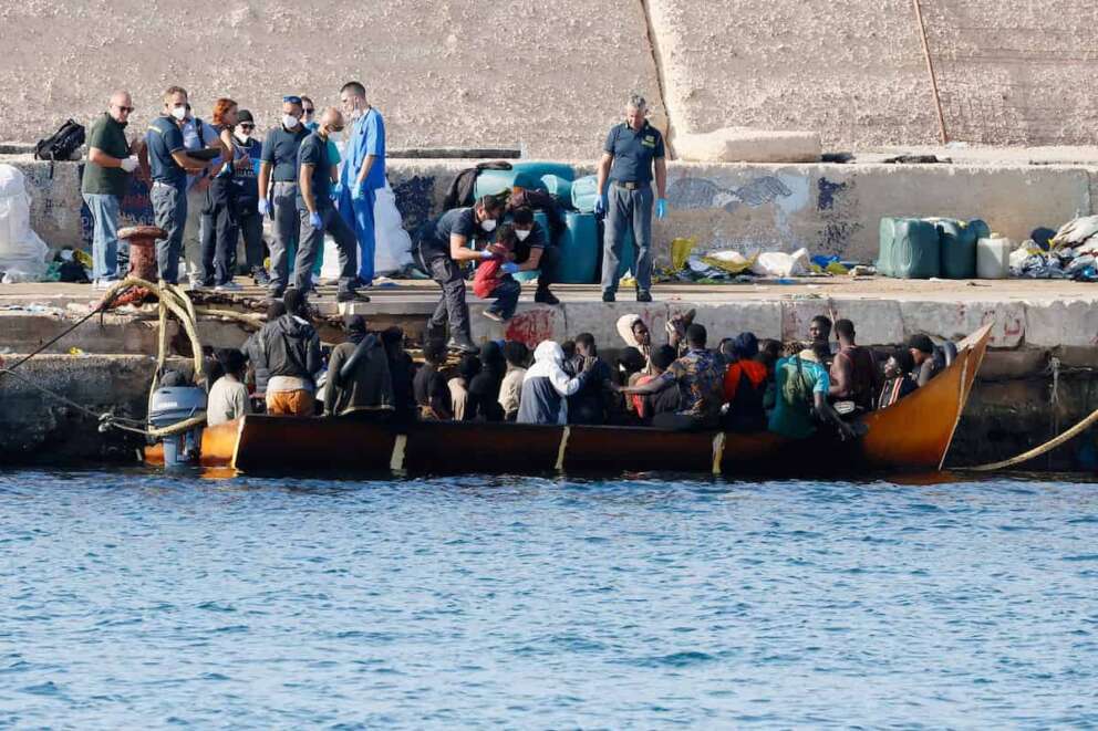 Nuovi arrivi di migranti a Lampedusa, ‘sbarca’ anche il cadavere di un neonato partorito su un barchino