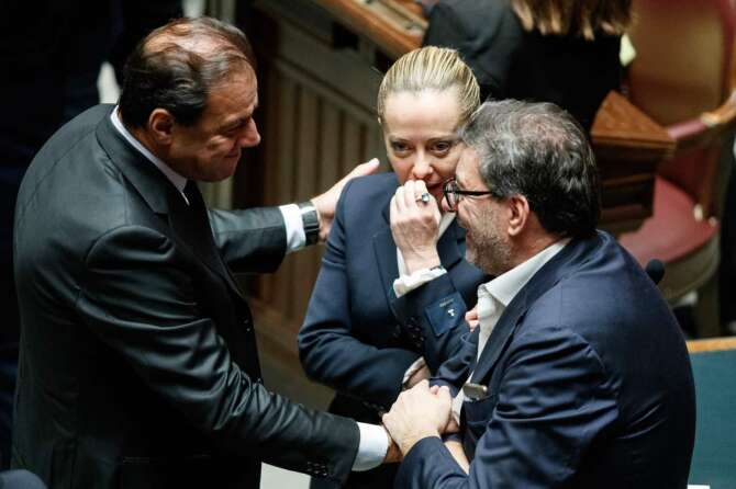 Maurizio Leo con la premier Meloni e il ministro Giorgetti